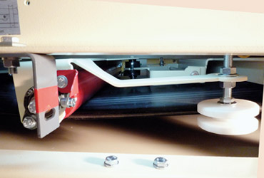 Механическое устройство натяжения и контроля увода ленты